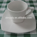 Taza de cerámica y forma cuadrada platillo